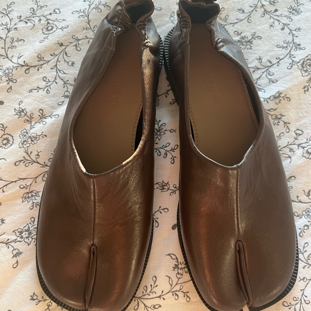 Tabi split toe shoes
